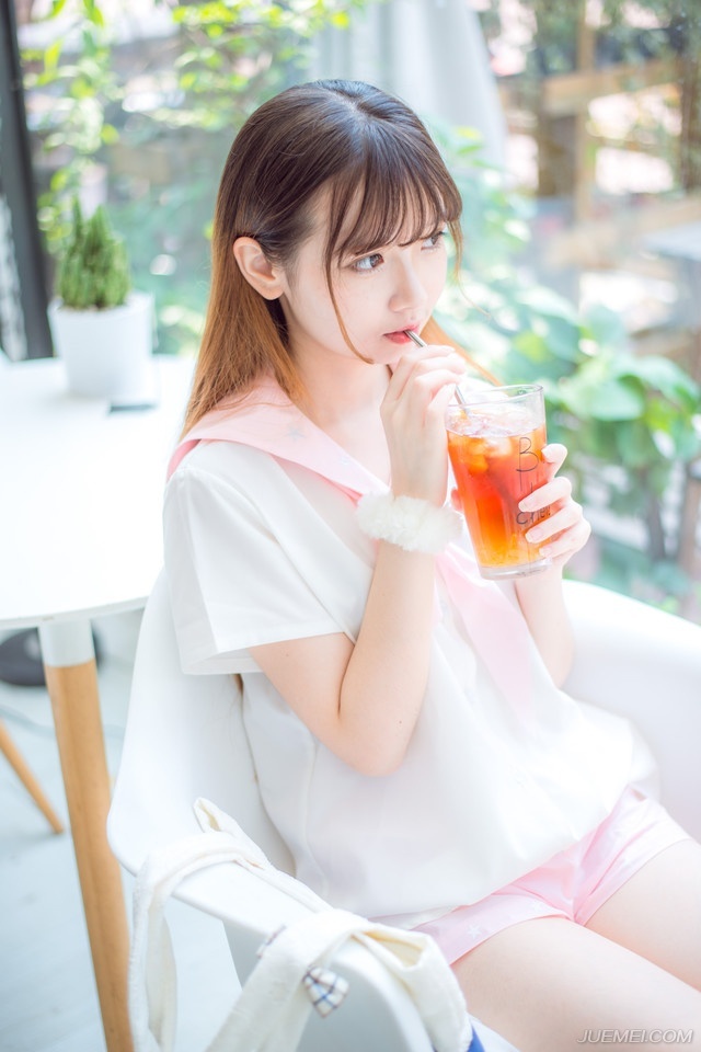 大乔和小乔走出书房，派人去通知贾诩之后，大乔才松了口气，有些嗔怪的看了妹妹一眼，没好气的道：“现在好了？惹夫君生气了。”